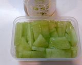 Foto langkah ke 4 dari resep Es Kulit Melon Madu Cemilan Sehat untuk Anak.
