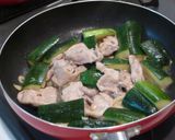 Foto langkah ke 2 dari resep Zucchini Tumis Lemon.