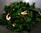 Foto langkah ke 6 dari resep Tumis Daun Pucuk Labu Siam Udang .