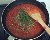 Foto langkah ke 3 dari resep Mini Sausage Pizza with Bolognese Sauce.