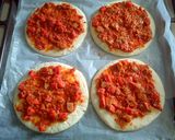 Foto langkah ke 4 dari resep Mini Sausage Pizza with Bolognese Sauce.