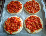 Foto langkah ke 4 dari resep Mini Sausage Pizza with Bolognese Sauce.