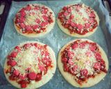 Foto langkah ke 5 dari resep Mini Sausage Pizza with Bolognese Sauce.