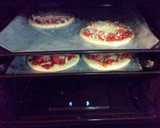 Foto langkah ke 6 dari resep Mini Sausage Pizza with Bolognese Sauce.