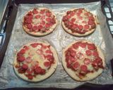 Foto langkah ke 7 dari resep Mini Sausage Pizza with Bolognese Sauce.