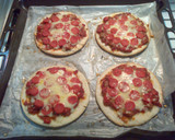 Foto langkah ke 7 dari resep Mini Sausage Pizza with Bolognese Sauce.
