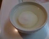 Foto langkah ke 5 dari resep Teknik membuat Hot Spring Telur (Onsen Tamago) dengan microwave.