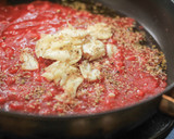 Foto langkah ke 6 dari resep Pizza Neapolitan Tanpa Oven.