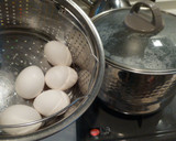 Foto langkah ke 1 dari resep Telur Setengah Matang Favorit.