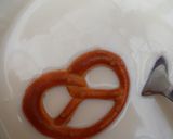 Foto langkah ke 2 dari resep sweet brezel on red-white day.