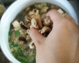 Foto langkah ke 3 dari resep Sup Jamur Taamdang.