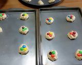 Foto langkah ke 6 dari resep m&m's Cookies.