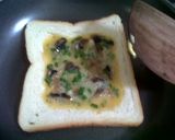 Foto langkah ke 4 dari resep Omelette Sandwich.
