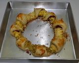 Foto langkah ke 3 dari resep smoke beef n cheese crescent ring .