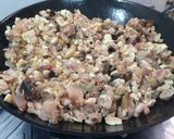 Foto langkah ke 5 dari resep Nasi Tim Ayam Jamur, warisan berharga dari Mami.