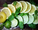 Foto langkah ke 2 dari resep lemon and lime infused water.