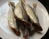 Foto langkah ke 1 dari resep Ikan asin bumbu tomat.