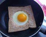 Foto langkah ke 3 dari resep Roti gandum panggang dengan telur mata sapi.