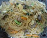 Foto langkah ke 5 dari resep Bihun Goreng Pelangi .