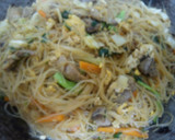 Foto langkah ke 5 dari resep Bihun Goreng Pelangi .