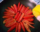 Foto langkah ke 1 dari resep Telur Dadar dengan Red Unique Tomato.