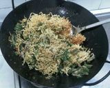 Foto langkah ke 6 dari resep Mie Kering Lado Hijau.