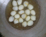 Foto langkah ke 2 dari resep Sambal Goreng Kentang dan Telur Puyuh.