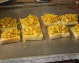 Foto langkah ke 3 dari resep Roti Panggang Jagung Keju.
