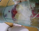 Foto langkah ke 1 dari resep Strawberry Banana milkshake.