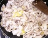 Foto langkah ke 6 dari resep Beef & Mushroom Home Made Pizza.