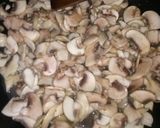 Foto langkah ke 7 dari resep Beef & Mushroom Home Made Pizza.