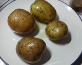 Foto langkah ke 4 dari resep Simple Microwave Baked Potato.