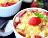 Foto langkah ke 5 dari resep Strawberry Bread Pudding.