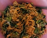 Foto langkah ke 6 dari resep Mie Goreng Buncis Plus Kacang Panjang.