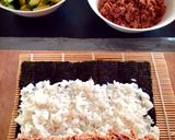 Foto langkah ke 6 dari resep Tuna Sushi Roll.
