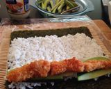 Foto langkah ke 7 dari resep Tempura Sushi Roll .