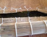 Foto langkah ke 8 dari resep Tempura Sushi Roll .