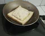 Foto langkah ke 4 dari resep buat sarapan 3 menit: roti telor.