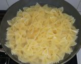 Foto langkah ke 1 dari resep Farfalle Chicken Carbonara.
