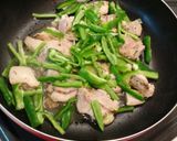 Foto langkah ke 3 dari resep Ayam Tumis Paprika Hijau.
