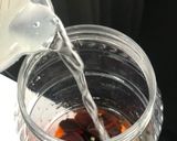 Une image de l'étape 1 de Boisson indienne au carottes et betteraves rouges.