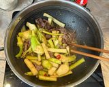 Hình bước làm 4 của món Ngó Môn Xào Thịt Bò