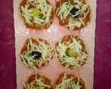صورة لخطوة 3 من وصفة ميني بيتزا 🍕