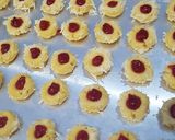 Foto langkah ke 3 dari resep Thumbprint Strawberry Cheese.