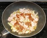 รูปขั้นตอนการทำที่ 3 ของ หมูผัดซอสขิง