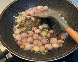Foto langkah ke 3 dari resep Sayap Ayam Goreng dengan Oseng Bawang.