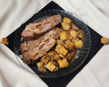 Foto del paso 8 de la receta: 🥩🍖Roast Beef al horno mechado con morrones y ajos sobre colchón de papas y cebollas 🍖🥩
