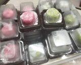 Foto langkah ke 4 dari resep Ichigo Daifuku Mochi Strawberry.