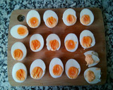 Foto del paso 5 de la receta: Huevos rellenos súper fáciles y deliciosos