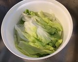 Une image de l'étape 1 de Salade de courgettes râpées,scarole et tagetes (sauce curry).